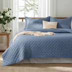 Quilts Queen Size - Bright White Bedspread Queen Size & Lightweight Comforter, Modern Coverlet with Clover Pattern, Ultra Soft All-Season Bedding, 90 x 96 Inches | Stitch-Free Quilting, Lightweight, Summer Bedding Set, Machine Washable, Pet-Friend