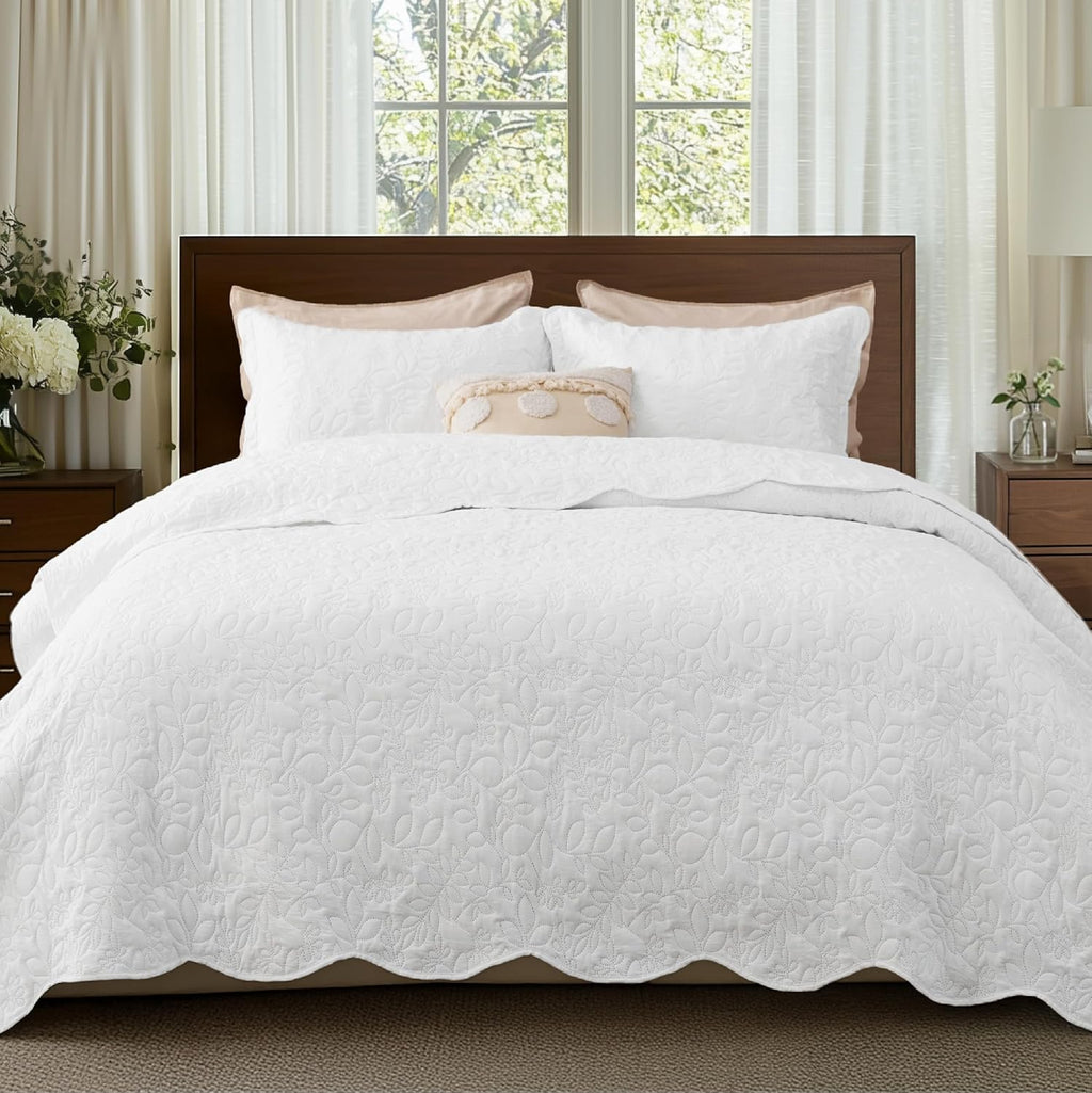 Quilts Queen Size - Bright White Bedspread Queen Size & Lightweight Comforter, Modern Coverlet with Clover Pattern, Ultra Soft All-Season Bedding, 90 x 96 Inches | Stitch-Free Quilting, Lightweight, Summer Bedding Set, Machine Washable, Pet-Friend